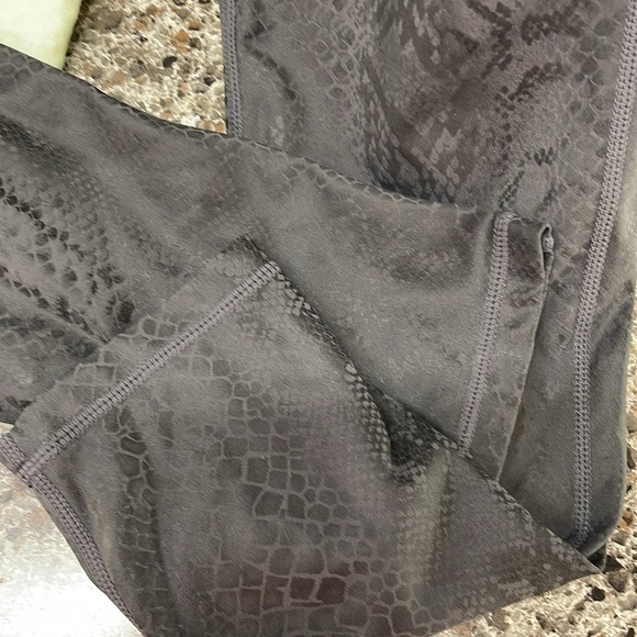 Mono B snake skin texture, effect workout outfit women’s M skinny, key pocket - Picture 7 of 9